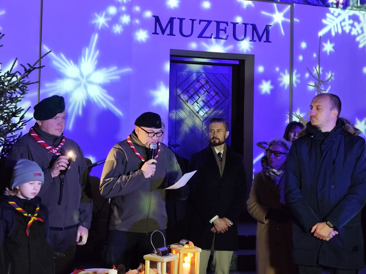 Przekazanie Betlejemskiego Światła Pokoju przywiezione przez przasnyskich harcerzy z Zakopanego